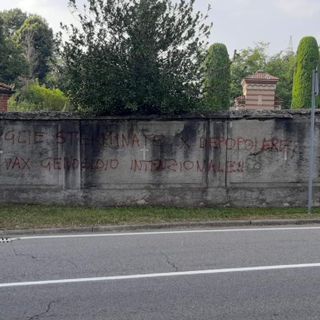 Cancellate le scritte no vax al cimitero. La sindaca: «Chi ha visto venga da me o dai Carabinieri»