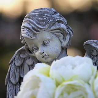 Ancora furti al cimitero di Sacconago: «Basta con questa vergogna»