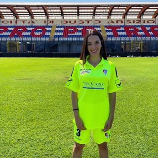 La vicepresidente Stefania Salmerigo con la nuova maglia