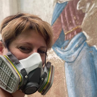 Sofia Conte al lavoro per la Madonnina di Olgiate