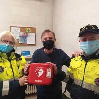 Una delle consegne dei defibrillatori
