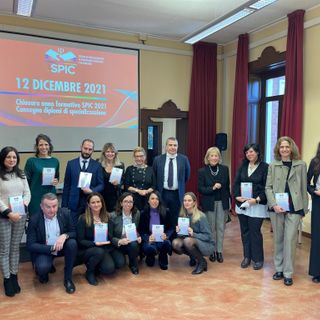 La consegna dei diplomi e del libro agli allievi che hanno ottenuto la specializzazione in Psicoterapia Integrata e di Comunità. Sotto, i vertici di Acof e di Spic