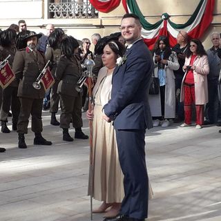 Si sposa il vice capo fanfara e i Bersaglieri corrono in piazza a festeggiarlo