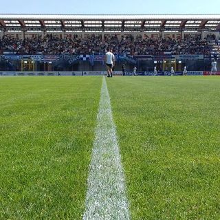 Nella foto di Daniele Belosio la promozione della Pro davanti agli spalti pieni sette anni fa