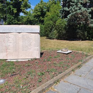 Il vento abbatte la statua della Giustizia davanti alla Procura di Busto