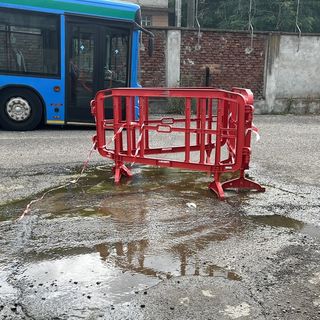 C'è un fiume che neanche la siccità ferma: è la perdita al deposito dei bus