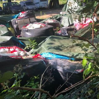 FOTO. Zona industriale, un rifiuto tira l'altro. Ma i volontari sono più forti