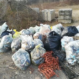 Uno dei cumuli di rifiuti recuperati (foto della lista civica Partecipiamo)