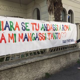 «Se andassi a Roma già mi mancassi». Lo striscione per Maria Chiara Gadda