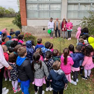 Una Paulownia per la scuola dell’infanzia Beata Giuliana. A metterla a dimora è il consigliere all’ecologia
