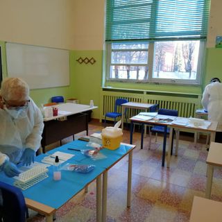 Tamponi a scuola con l'infermiere: TomaLab e “Bertacchi” avviano progetto pilota