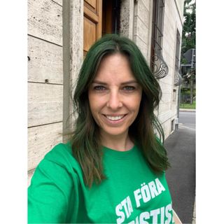 Promessa mantenuta: Tovaglieri festeggia l’elezione a Bruxelles con una chioma verde Lega