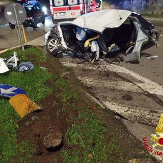 Tragico schianto nella notte a Tradate: morto un 18enne e altri tre giovani feriti