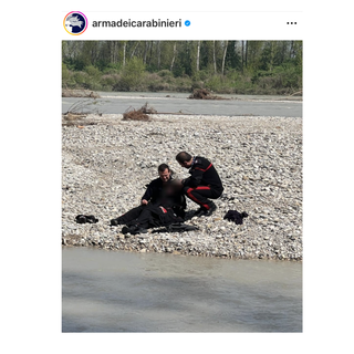 Le due foto condivise dall'Arma: la prima è il salvataggio di Treviso, l'altra è l'addio ai due militari morti a Salerno