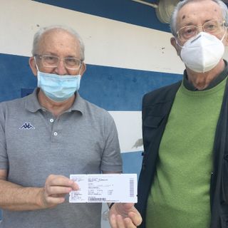 Gianluigi Trolli e Manlio Enrico Milani ai botteghini dello Speroni. Sotto il match sponsor
