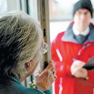 Venditori pronti con il nuovo contratto oneroso, ad attenderli trovano la polizia locale