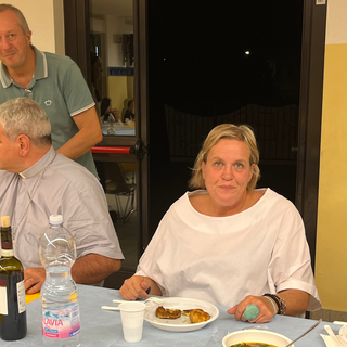 VIDEO. Gli ucraini e Busto, il grazie che unisce a tavola. Monsignor Raimondi: «Chi fa il bene lo riceve»