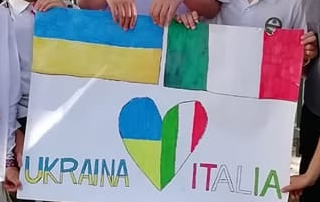 Il cartello di amicizia tra i due popoli che tenevano i bimbi all'oratorio di San Giuseppe lo scorso anno