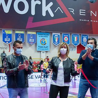 Giuseppe Pirola con Paolo Ferrario, presidente di e-work spa, e l'assessore allo sport allo sport di Busto Arsizio Laura Rogora durante l'inaugurazione della e-work arena
