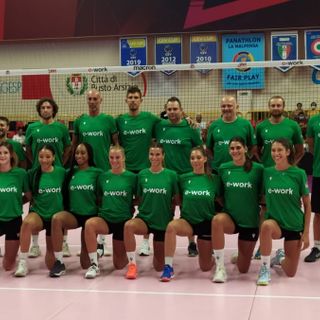 Staff tecnico e giocatrici della Uyba 22-23 nel giorno del raduno. Sotto: l'abbraccio e la presenza numerosa di tifosi