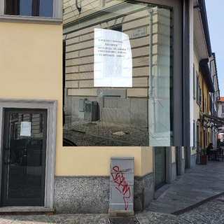 Busto, piazza Vittorio Emanuele non decolla. Sulle vetrine “l’avviso” ai vandali