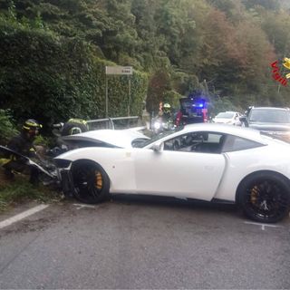 FOTO. Fuoriserie si schianta contro il muro