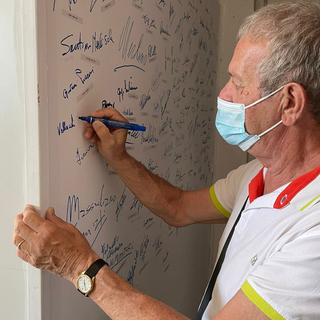 Gioacchino Vallacchi firma il muro