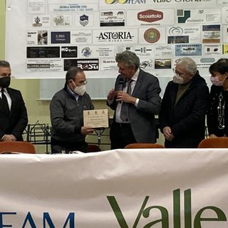 La premiazione di Agazzi con i sindaci a Gorla Minore