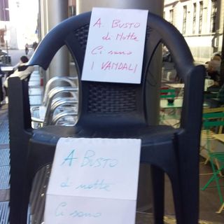 Da Babbo Natale alle sedie del bar: la notte dei vandali