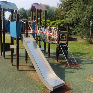 Giovani vandali danneggiano i giochi del Parco Carducci a Olgiate