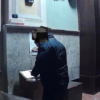 Tentano di rubare le offerte in chiesa. Ma i fedeli danno l'allarme