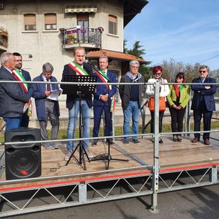 Antonelli ricorda «l’eroe Venegoni», nessun cenno ai manifesti. Pd e antifascisti: «Qualcosa andava detto»