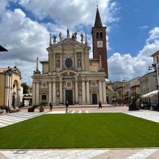 FOTO. Cresce il prato in piazza San Giovanni. Il cuore di Busto è “green”