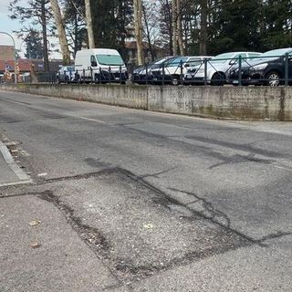 In via Tovo si vede la segnaletica verticale ma non quella orizzontale