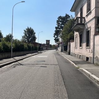 Rattoppi in via Galvani a Busto, sullo sfondo il Museo del Tessile