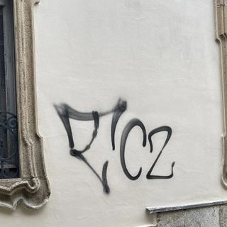 Ancora incivili in azione con la vernice: non c'è pace per via Solferino
