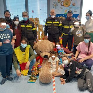 Mille bambini sorridono grazie ai vigili del fuoco. E con l'orso Fire alleato speciale