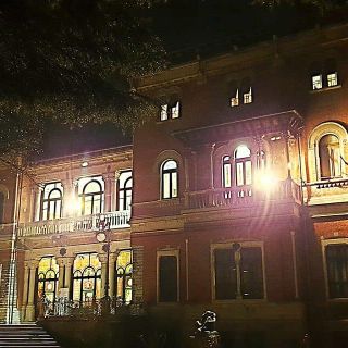 Una suggestiva immagine di Villa Ottolini Tosi in notturna