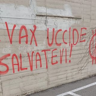 FOTO. Oltraggio al cimitero di Busto, scritte contro i vaccini