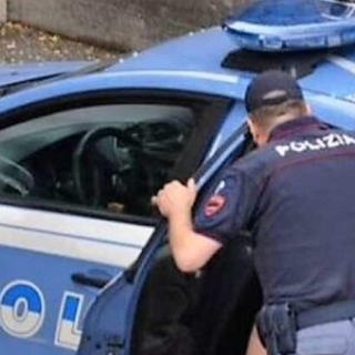 Pusher trovato con la cocaina: prima accusa di razzismo i poliziotti, poi forza la Volante e fugge. Arrestato