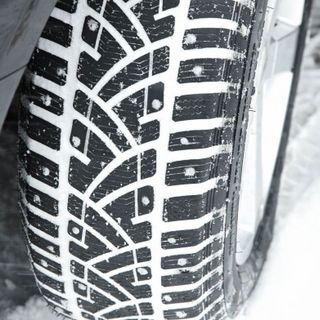 Meno di un mese per mettere le gomme invernali, ma fa ancora troppo caldo: e se ci fosse una deroga?