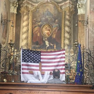La bandiera al tempio civico di Busto