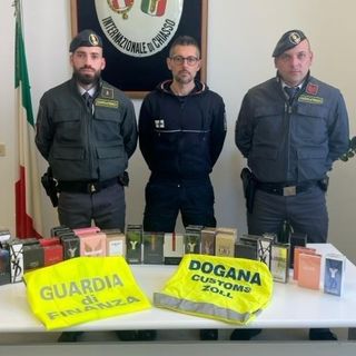 Sul treno da Lugano a Milano con 36 confezioni di profumi: denunciata per contrabbando