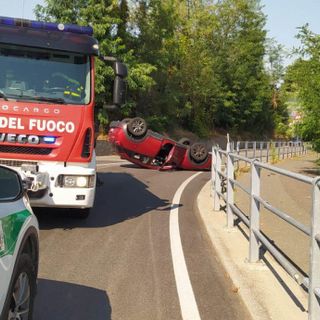 Guarda il navigatore e… si ribalta con l’auto