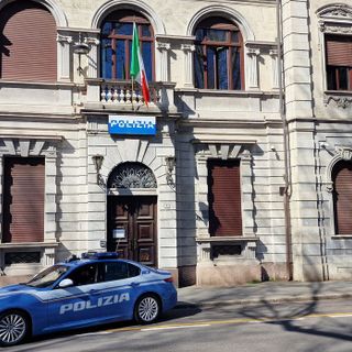 Preso dopo la spaccata al negozio per rubare una bici: si spoglia e fa i bisogni davanti alla polizia