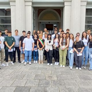 “Battesimo civico” dei diciottenni: a Castellanza la cerimonia della consegna delle costituzioni