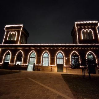 Le luci del Natale disegnano la facciata del Museo del Tessile