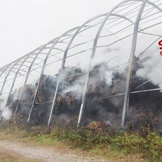 A fuoco 750 rotoballe di fieno a Gavirate: denunciati tre minorenni