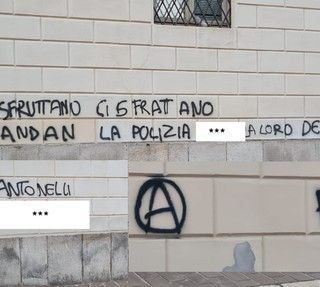 Scritte contro sindaco e forze dell'ordine sui muri del municipio di Busto: avviso orale per la minorenne, foglio di via per il maggiorenne