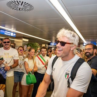 Rientro trionfale per Nicolò Martinenghi (foto di Alessandro Umberto Galbiati)